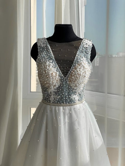 Sleeveless floral pearl wedding dress Bridal gown deep neckline